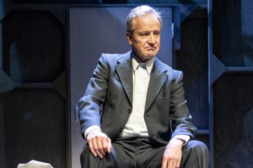 Helsingin Kaupunginteatteri – Mies joka rakasti järjestystä – Kuvassa Taneli Mäkelä – Kuva © Tuomo Manninen