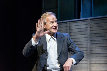 Helsingin Kaupunginteatteri – Mies joka rakasti järjestystä – Kuvassa Taneli Mäkelä – Kuva © Tuomo Manninen