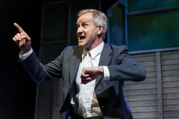 Helsingin Kaupunginteatteri – Mies joka rakasti järjestystä – Kuvassa Taneli Mäkelä – Kuva © Tuomo Manninen