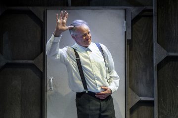 Helsingin Kaupunginteatteri – Mies joka rakasti järjestystä – Kuvassa Taneli Mäkelä – Kuva © Tuomo Manninen