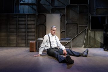 Helsingin Kaupunginteatteri – Mies joka rakasti järjestystä – Kuvassa Taneli Mäkelä – Kuva © Tuomo Manninen