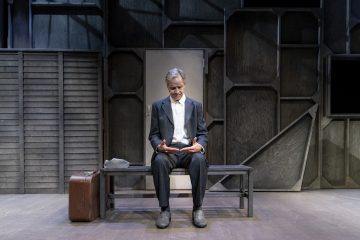 Helsingin Kaupunginteatteri – Mies joka rakasti järjestystä – Kuvassa Taneli Mäkelä – Kuva © Tuomo Manninen