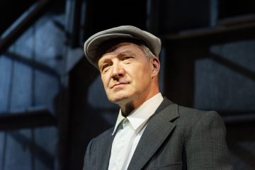 Helsingin Kaupunginteatteri – Mies joka rakasti järjestystä – Kuvassa Taneli Mäkelä – Kuva © Tuomo Manninen