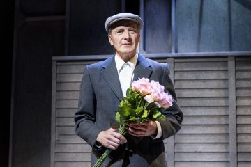 Helsingin Kaupunginteatteri – Mies joka rakasti järjestystä – Kuvassa Taneli Mäkelä – Kuva © Tuomo Manninen