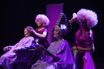 Helsingin Kaupunginteatteri – Vihainen leski – Kuvassa Riitta Havukainen, Sari Haapamäki, Leena Rapola ja Kirsi Karlenius – Kuvaaja @ Harri Hinkka