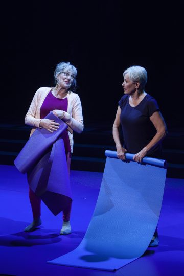 Helsingin Kaupunginteatteri – Vihainen leski – Kuvassa Eija Vilpas ja Riitta Havukainen – Kuvaaja @ Harri Hinkka