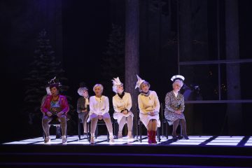 Helsingin Kaupunginteatteri – Vihainen leski – Kuvassa Pia Runnakko, Kirsi Karlenius, Sari Haapamäki, Riitta Havukainen, Leena Rapola, Marjut Toivanen – Kuvaaja @ Harri Hinkka