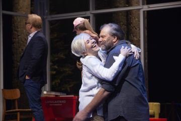 Helsingin Kaupunginteatteri – Vihainen leski – Kuvassa Riitta Havukainen, Kai Lehtinen, takana Heikki Sankari, Sanna-June Hyde – Kuvaaja @ Harri Hinkka