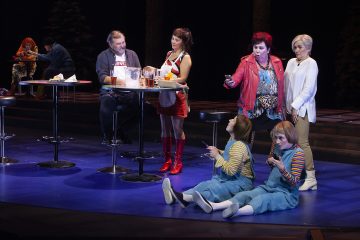 Helsingin Kaupunginteatteri – Vihainen leski – Kuvassa edessä Marjut Toivanen, Leena Rapola, takana Kaisa Torkkel, Vesa Wallgren, Kai Lehtinen, Kirsi Karlenius, Pia Runnakko, Riitta Havukainen – Kuvaaja @ Harri Hinkka