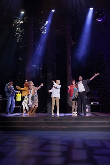 Helsingin Kaupunginteatteri – Vihainen leski – Kuvassa Vesa Wallgren, Kaisa Torkkel, Eija Vilpas, Riitta Havukainen, Pia Runnakko, Kai Lehtinen – Kuvaaja @ Harri Hinkka