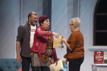 Helsingin Kaupunginteatteri – Vihainen leski – Kuvassa Kai Lehtinen, Pia Runnakko ja Riitta Havukainen – Kuvaaja @ Harri Hinkka