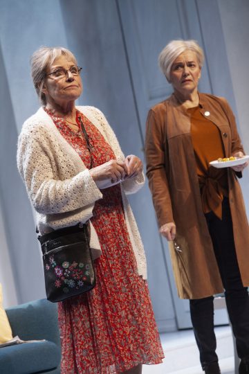 Helsingin Kaupunginteatteri – Vihainen leski – Kuvassa Eija Vilpas ja Riitta Havukainen – Kuvaaja @ Harri Hinkka