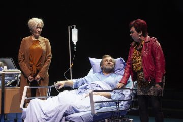 Helsingin Kaupunginteatteri – Vihainen leski – Kuvassa Riitta Havukainen, Kai Lehtinen ja Pia Runnakko – Kuvaaja @ Harri Hinkka