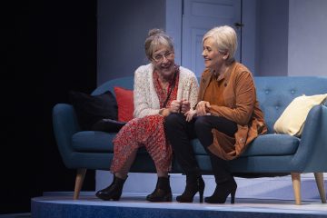 Helsingin Kaupunginteatteri – Vihainen leski – Kuvassa Eija Vilpas ja Riitta Havukainen – Kuvaaja @ Harri Hinkka