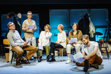 Lilla Teatern – Faktiska Berättelser – På bilden Joachim Wigelius,     Niklas Häggblom, Birthe Wingren, Linda Zilliacus, Kira Emmi Pohtokari, Alexander Wendelin – Foto © Robert Seger