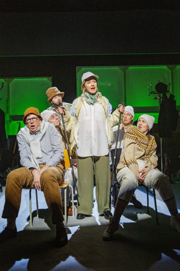 Lilla Teatern – Faktiska Berättelser – På bilden Joachim Wigelius,     Niklas Häggblom, Alexander Wendelin, Birthe Wingren, Linda Zilliacus, Kira Emmi Pohtokari – Foto © Robert Seger