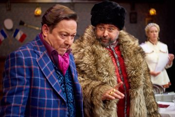 Helsingin Kaupunginteatteri – Le Coq – taistelu ravintolasta – Kuvassa Jouko Klemettilä, Heikki Hela ja kaisa Hela – Kuva © Jaakko Vuorenmaa