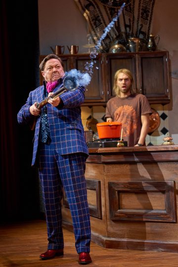 Helsingin Kaupunginteatteri – Le Coq – taistelu ravintolasta – Kuvassa Jouko Klemettilä ja Jarkko Niemi – Kuva © Jaakko Vuorenmaa