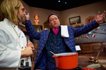 Helsingin Kaupunginteatteri – Le Coq – taistelu ravintolasta – Kuvassa Jarkko Niemi ja Jouko Klemettilä – Kuva © Jaakko Vuorenmaa