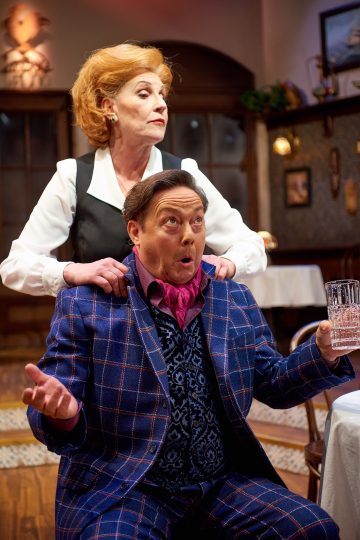 Helsingin Kaupunginteatteri – Le Coq – taistelu ravintolasta – Kuvassa Jouko Klemettilä ja Eija Vilpas – Kuva © Jaakko Vuorenmaa