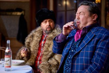 Helsingin Kaupunginteatteri – Le Coq – taistelu ravintolasta – Kuvassa Heikki Hela ja Jouko Klemettilä – Kuva © Jaakko Vuorenmaa