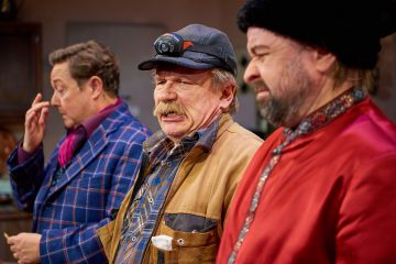 Helsingin Kaupunginteatteri – Le Coq – taistelu ravintolasta – Kuvassa Jouko Klemettilä, Pertti Koivula ja Heikki Hela – Kuva © Jaakko Vuorenmaa