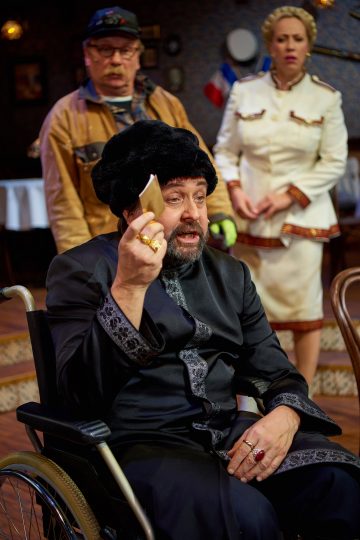 Helsingin Kaupunginteatteri – Le Coq – taistelu ravintolasta – Kuvassa Heikki Hela, takana Pertti Koivula ja Kaisa Hela – Kuva © Jaakko Vuorenmaa