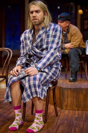 Helsingin Kaupunginteatteri – Le Coq – taistelu ravintolasta – Kuvassa Jarkko Niemi ja Pertti Koivula – Kuva © Jaakko Vuorenmaa