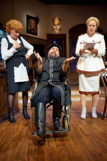 Helsingin Kaupunginteatteri – Le Coq – taistelu ravintolasta – Kuvassa Eija Vilpas, Heikki Hela ja Kaisa Hela – Kuva © Jaakko Vuorenmaa