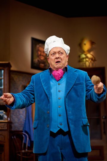 Helsingin Kaupunginteatteri – Le Coq – taistelu ravintolasta – Kuvassa Jouko Klemettilä – Kuva © Jaakko Vuorenmaa