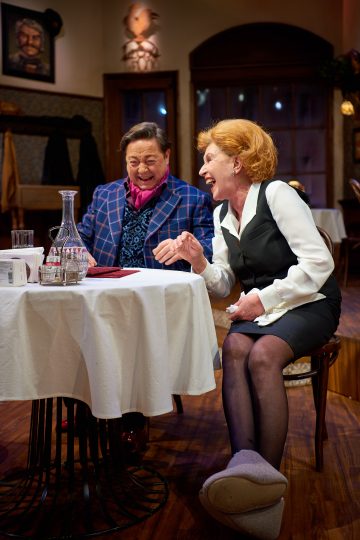 Helsingin Kaupunginteatteri – Le Coq – taistelu ravintolasta – Kuvassa Jouko Klemettilä ja Eija Vilpas – Kuva © Jaakko Vuorenmaa