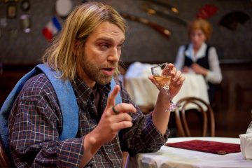 Helsingin Kaupunginteatteri – Le Coq – taistelu ravintolasta – Kuvassa Jarkko Niemi – Kuva © Jaakko Vuorenmaa