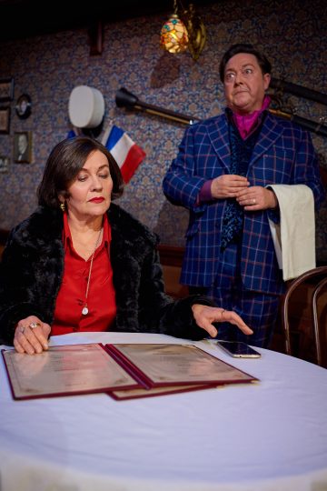 Helsingin Kaupunginteatteri – Le Coq – taistelu ravintolasta – Kuvassa Riitta Havukainen ja Jouko Klemettilä – Kuva © Jaakko Vuorenmaa