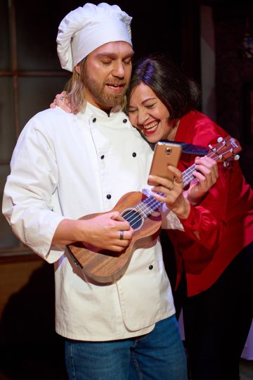 Helsingin Kaupunginteatteri – Le Coq – taistelu ravintolasta – Kuvassa Jarkko Niemi ja Riitta Havukainen – Kuva © Jaakko Vuorenmaa