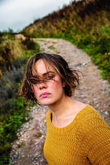 Helsingin Kaupunginteatteri – Humiseva harju – Kuvassa Oona Airola – Kuva © Robert Seger