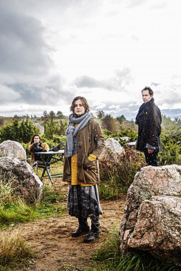 Helsingin Kaupunginteatteri – Humiseva harju – Kuvassa Oona Airola, takana Markku Haussila, Markus Järvenpää – Kuva © Robert Seger