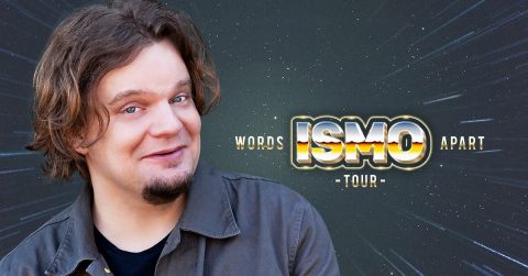 Hymyilevä mies, jolla on ruskeat aaltoilevat hiukset, seisoo tähtitaustan edessä. Hänen vieressään on lihavoitu, futuristinen teksti "Words ISMO Apart - Tour".