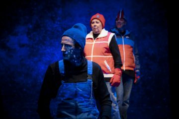 Lilla Teatern – Morfars Mauser – På bilden Tobias Zilliacus, Pia Runnakko, Joachim Wigelius – Foto © Sanni Siira