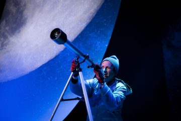 Lilla Teatern – Morfars Mauser – På bilden Tobias Zilliacus – Foto © Sanni Siira