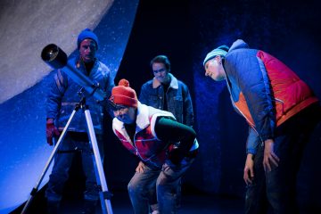 Lilla Teatern – Morfars Mauser – På bilden Tobias Zilliacus, Pia Runnakko, Markus Riuttu, Joachim Wigelius – Foto © Sanni Siira