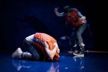 Lilla Teatern – Morfars Mauser – På bilden Markus Riuttu, Tobias Zilliacus – Foto © Sanni Siira