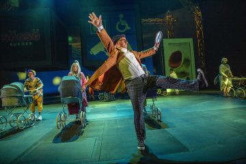 Helsingin Kaupunginteatteri – Tatu ja Patu Helsingissä – Kuvassa Joonas Luomala, Sofia Hilli, Unto Nuora, Inka Tiitinen – Kuva Robert Seger