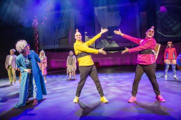 Helsingin Kaupunginteatteri – Tatu ja Patu Helsingissä – Kuvassa Sami Paasila, Tiina Peltonen, Sofia Hilli, Inka Tiitinen, Paavo Kääriäinen, Antti Timonen ja Maija Lang – Kuva Robert Seger