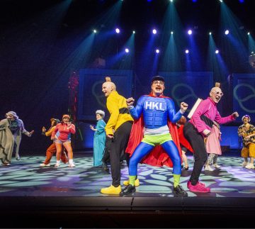 Helsingin Kaupunginteatteri – Tatu ja Patu Helsingissä – Kuvassa edessä Paavo Kääriäinen, Paavo Kerosuo ja Antti Timonen – Kuva Tuomo Manninen