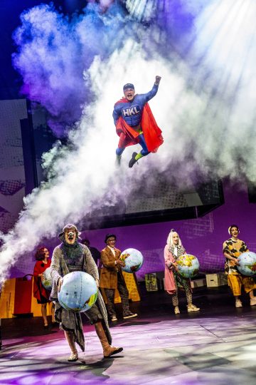 Helsingin Kaupunginteatteri – Tatu ja Patu Helsingissä – Kuvassa Hanna Mönkäre, Paavo Kerosuo, Justus Pienmunne, Unto Nuora, Inka Tiitinen ja Joonas Luomala – Kuva Robert Seger