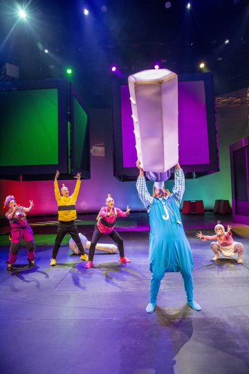 Helsingin Kaupunginteatteri – Tatu ja Patu Helsingissä – Kuvassa Leenamari Unho, Paavo Kääriäinen, Antti Timonen ja Mikko Vihma – Kuva Robert Seger