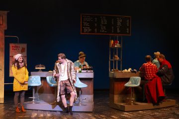Helsingin Kaupunginteatteri – Päiväni murmelina – Kuvassa  Maria Lund, Lari Halme, Annamaria Karhulahti, Mikko Jokinen, Arne Nylander – Kuva © Robert Seger