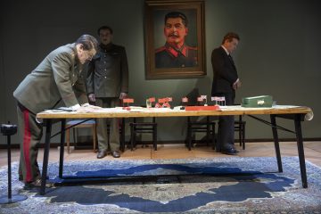 Helsingin Kaupunginteatteri – Stalinin suloinen ruoska – Kuvassa 
Sixten Lundberg, Risto Kaskilahti ja Jari Pehkonen – Kuva © Stefan Bremer