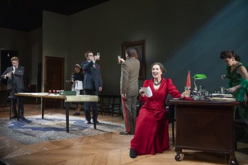 Helsingin Kaupunginteatteri – Stalinin suloinen ruoska – Kuvassa Jari Pehkonen, Mia Heimlander, Risto Kaskilahti, Sixten Lundberg, Merja Larivaara ja Aino Seppo – Kuva © Stefan Bremer