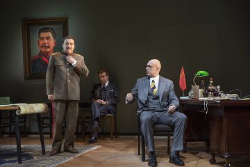 Helsingin Kaupunginteatteri – Stalinin suloinen ruoska – Kuvassa Sixten Lundberg, Jari Pehkonen ja Petja Lähde – Kuva © Stefan Bremer
